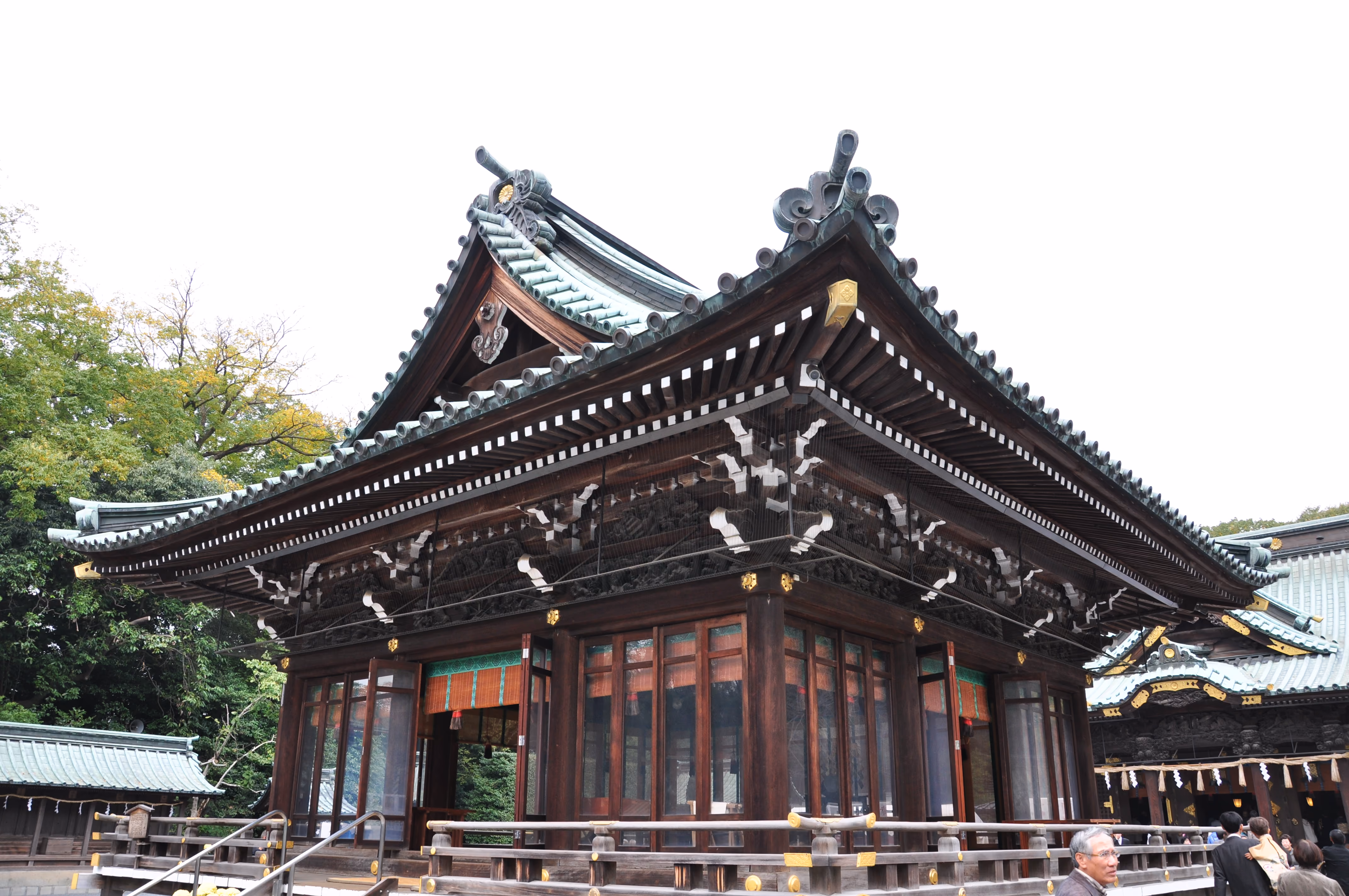 Upward angle of the main hall's curved copper roof and eave brackets
