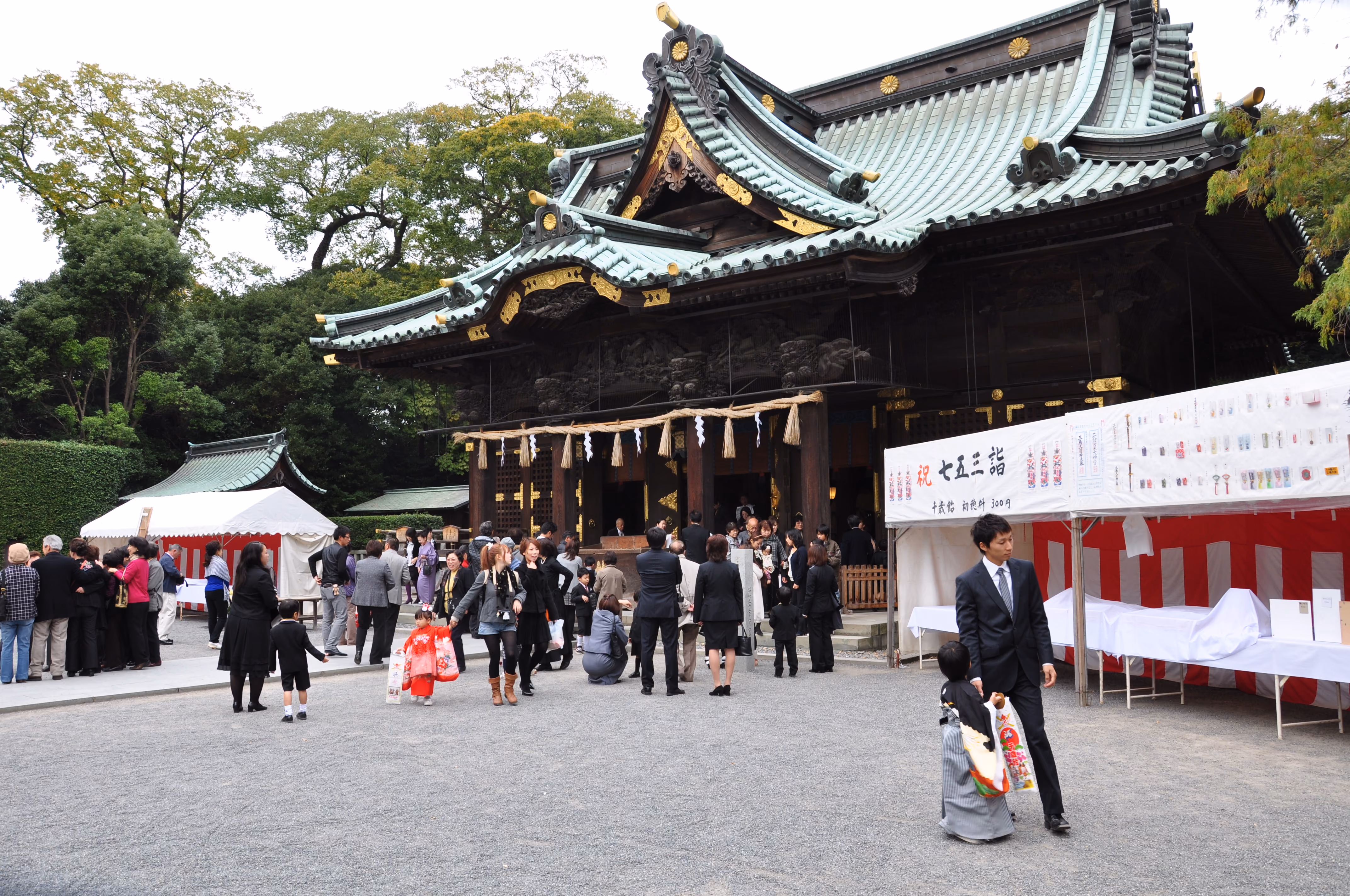 Families and children in kimono gathered in front of Mishima Taisha's main hall for Shichi-Go-San