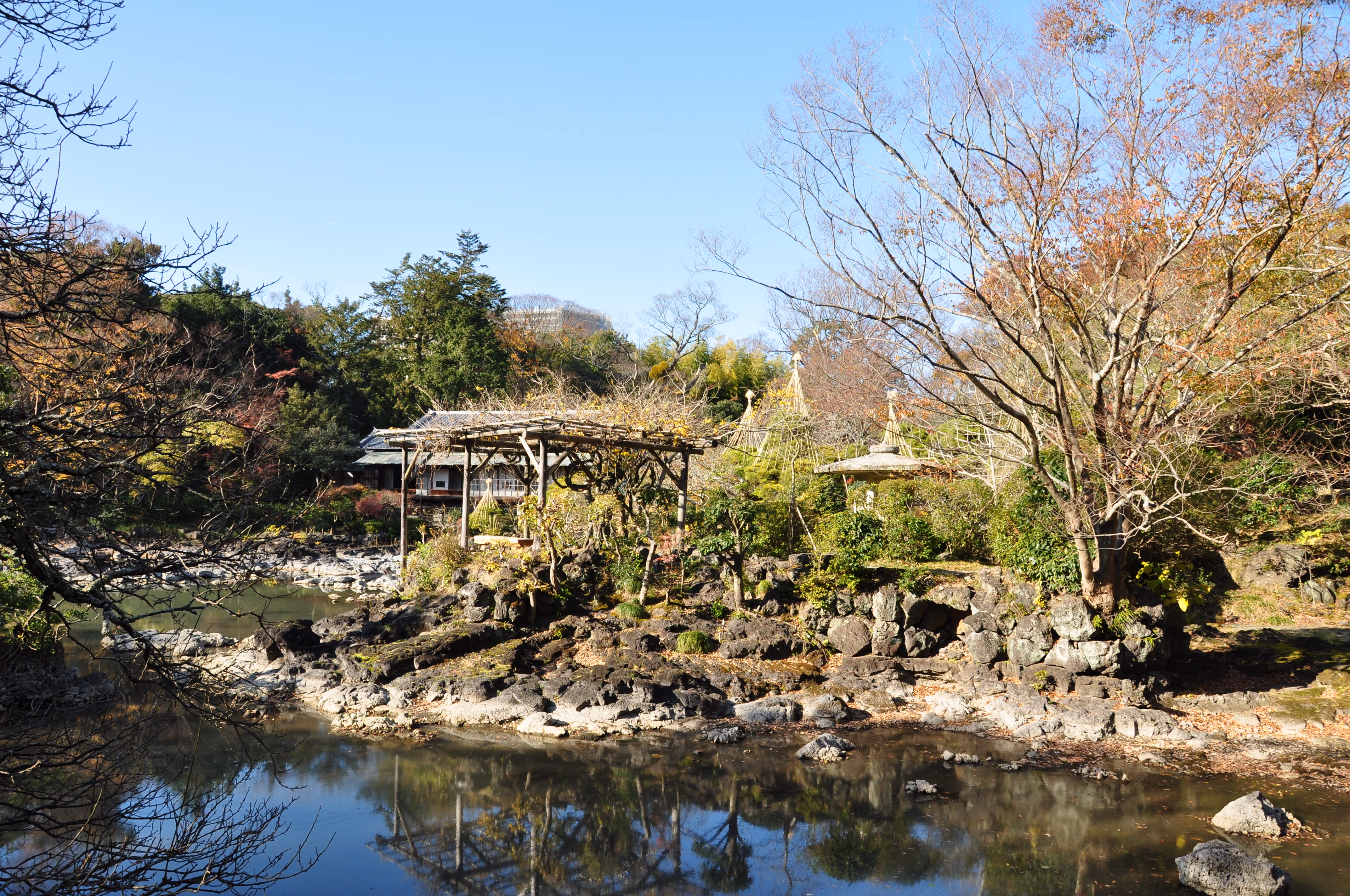 View within Rakuju-en Park, Mishima, close to the previous frame