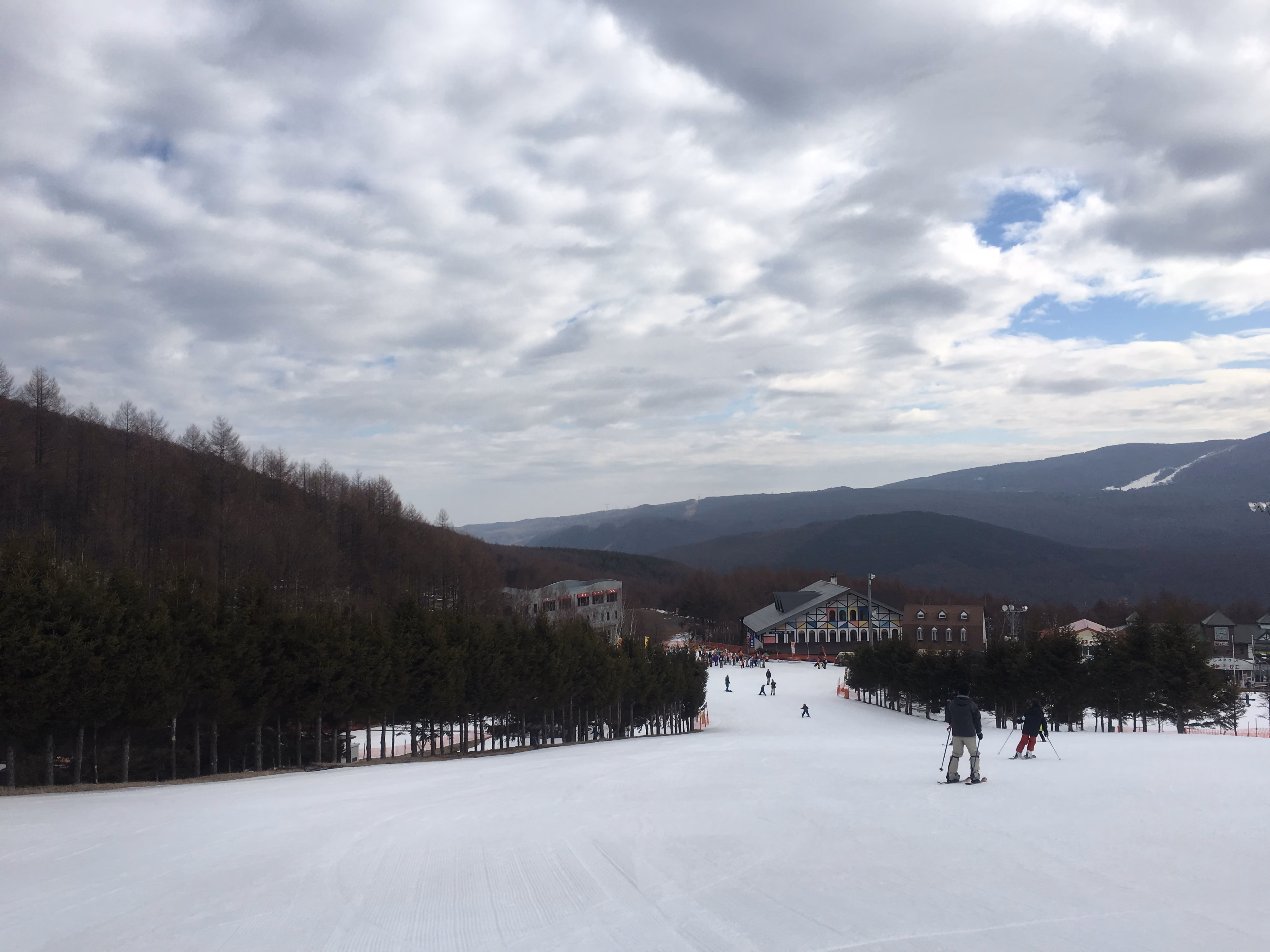 A ski lift line at a Nagano resort in the morning