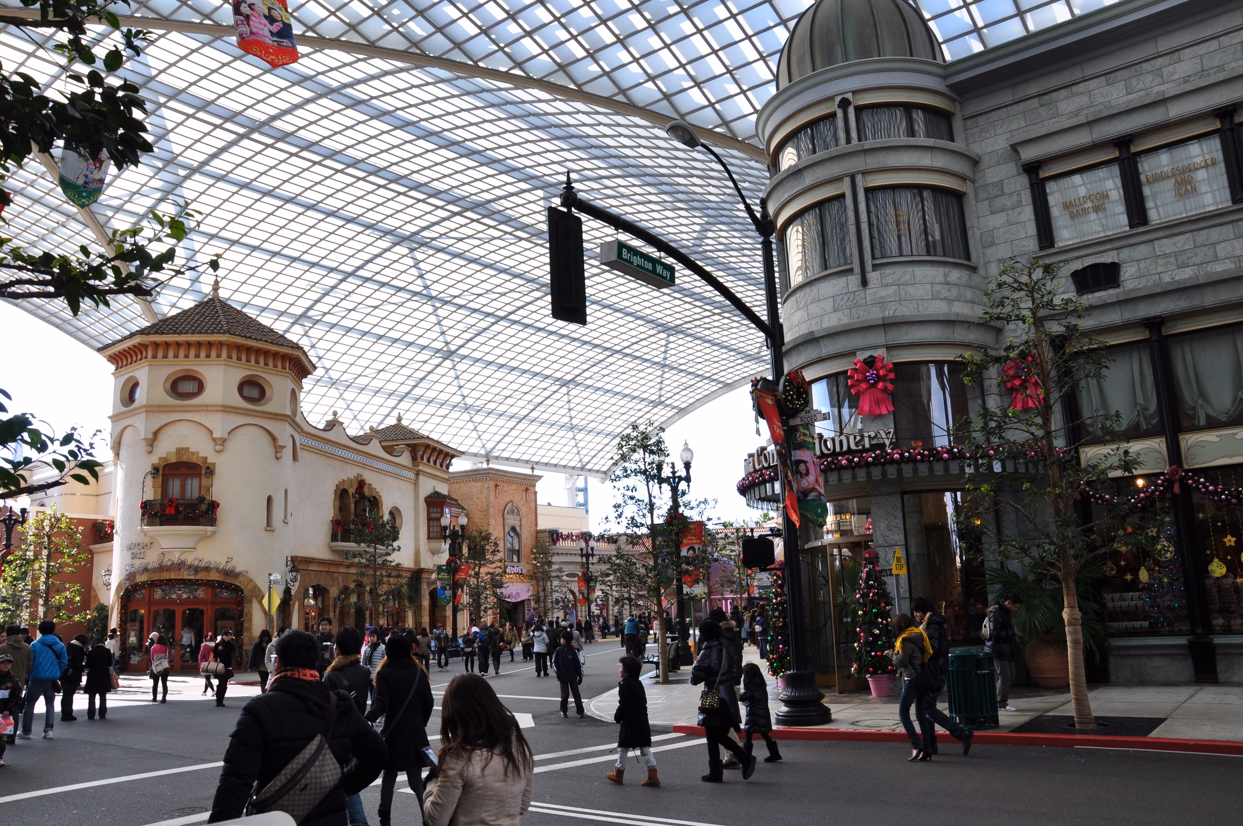 View just inside the entrance of Universal Studios Japan on New Year's Day